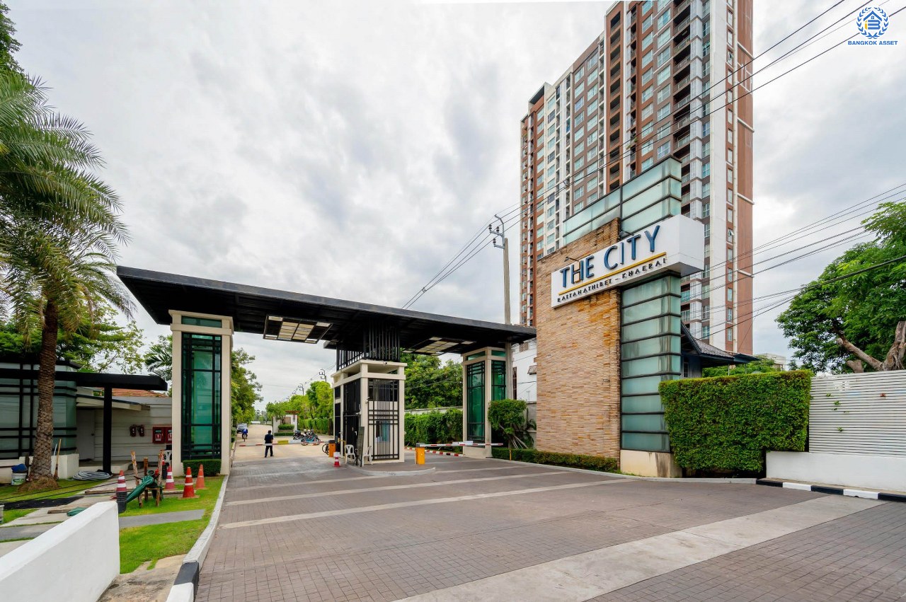 บ้านมือสองตกแต่งใหม่ โครงการ เดอะซิตี้ รัตนาธิเบศร์-แคราย เนื้อที่กว่า 62.4 ตร.ว. พื้นที่ใช้สอย 190.81 ตร.ม. พร้อมฟังก์ชัน 3 ห้องนอน 3 ห้องน้ำ จอดรถได้ 2 คัน บนทำเลศักยภาพ ติดถนนรัตนาธิเบศร์ เชื่อมต่อถนนงามวงศ์วาน, ถนนติวานนท์, ถนนเลี่ยงเมืองนนทบุรี ทำเลใจกลาง 2 เซ็นทรัล ใกล้รถไฟฟ้าสายสีม่วง "สถานีสะพานพระนั่งเกล้า" และจุดขึ้นทางด่วน "งามวงศ์วาน"